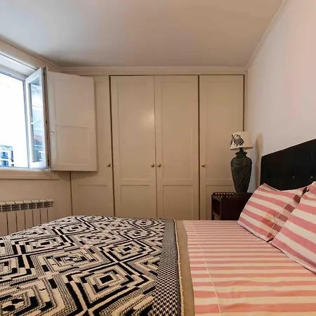 Historical 3 Bedroom Duplex In Lägenhet