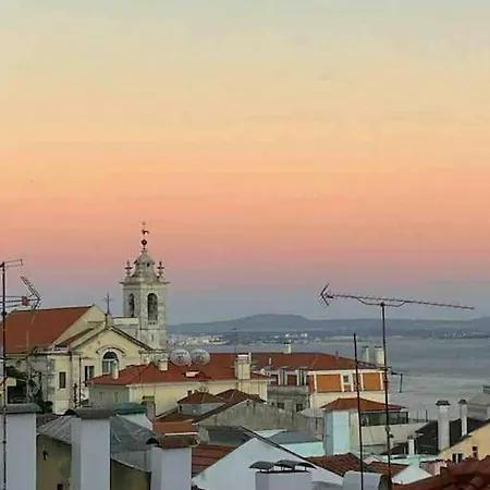 Historical 3 Bedroom Duplex In Lizbona
