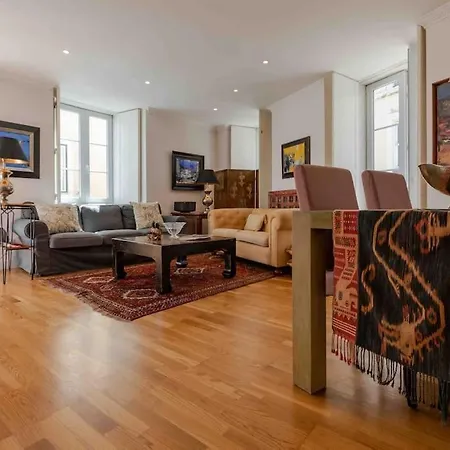Historical 3 Bedroom Duplex In Apartament Lizbona