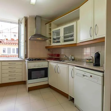 Historical 3 Bedroom Duplex In Apartament Lizbona