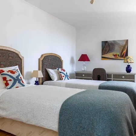 Historical 3 Bedroom Duplex In Apartament Lizbona